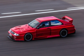 高速行驶的红色奥迪跑车图片